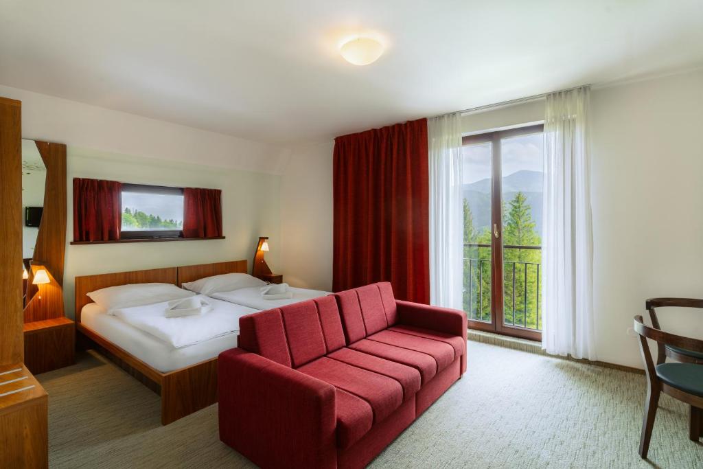 Postel nebo postele na pokoji v ubytování Beltine Forest Hotel