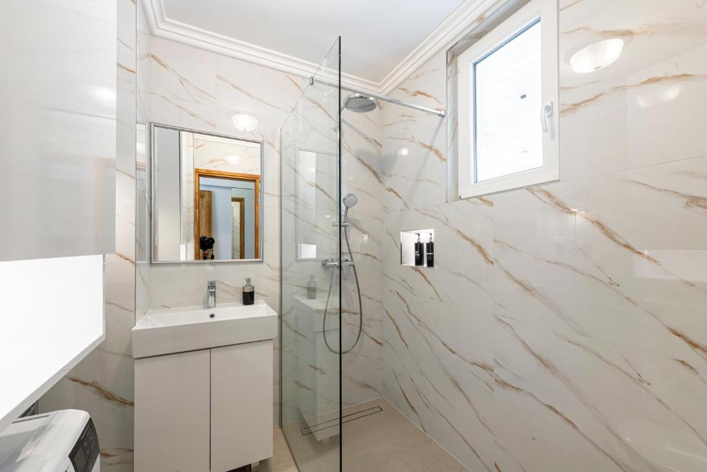 Apartment One , sea view , free parking - 13