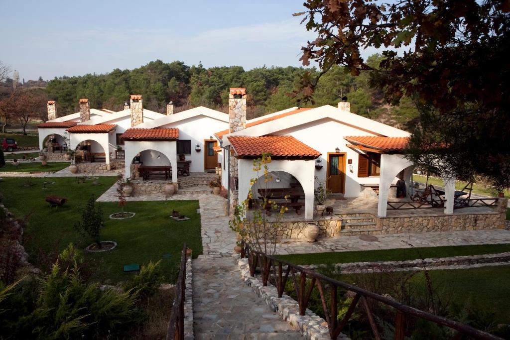 Vrt pred nastanitvijo Apolithomeno Dasos Holiday Villas