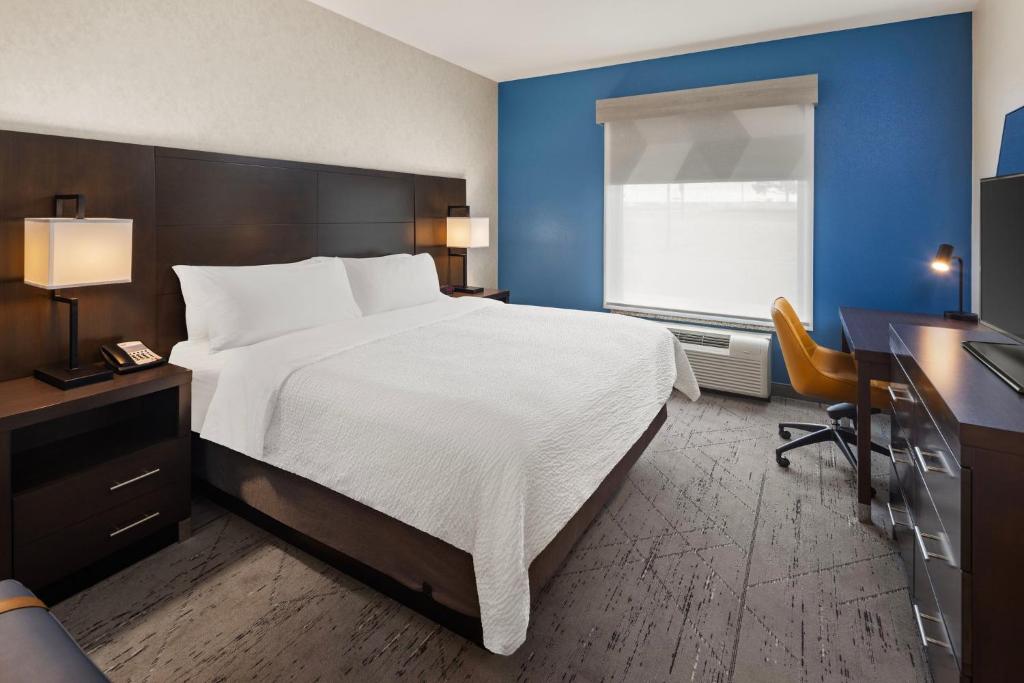 Postel nebo postele na pokoji v ubytování Holiday Inn Express Moline - Quad Cities Area by IHG