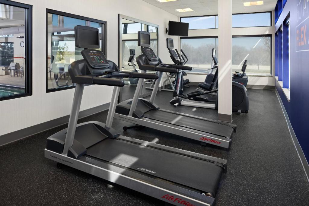 Fitness centrum a/nebo fitness zařízení v ubytování Holiday Inn Express Moline - Quad Cities Area by IHG