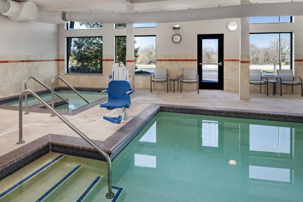 Bazén v ubytování Holiday Inn Express Moline - Quad Cities Area by IHG nebo v jeho okolí
