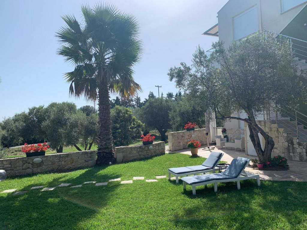 Vonkajšia záhrada v ubytovaní Villa Evita , penthouse, 53m2 ,Athytos , astonishing sea view