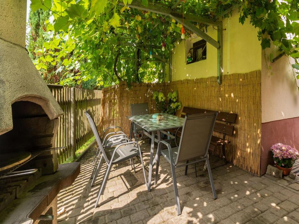 Patio nebo venkovní prostory v ubytování Modern apartment in Sebnitz with a terrace in Sebnitz