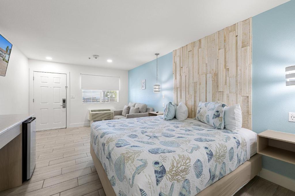 Bluff's Landing Lodge - Deluxe King Room