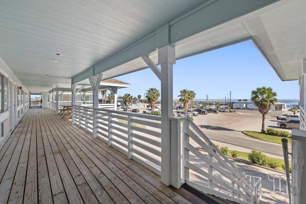 Bluff's Landing Lodge - King Room