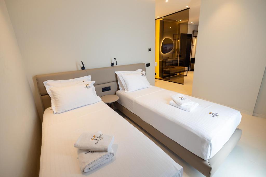 Postel nebo postele na pokoji v ubytování Hotel Majestic
