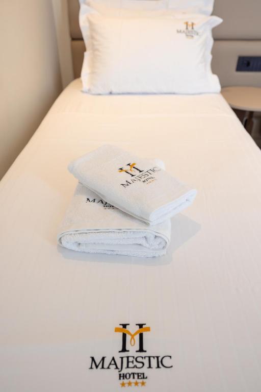Postel nebo postele na pokoji v ubytování Hotel Majestic