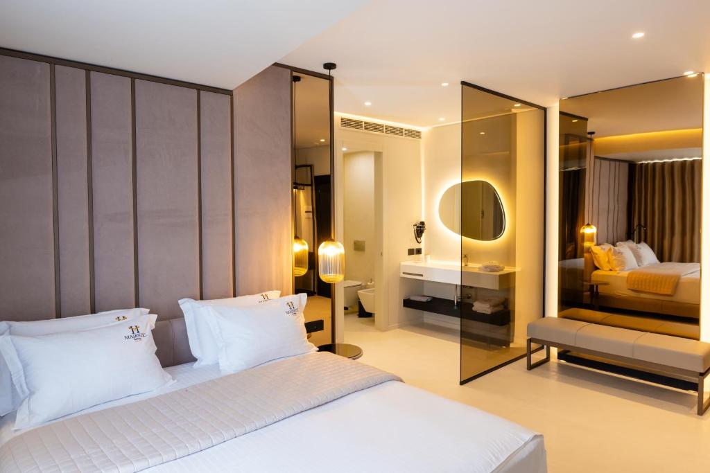 Postel nebo postele na pokoji v ubytování Hotel Majestic