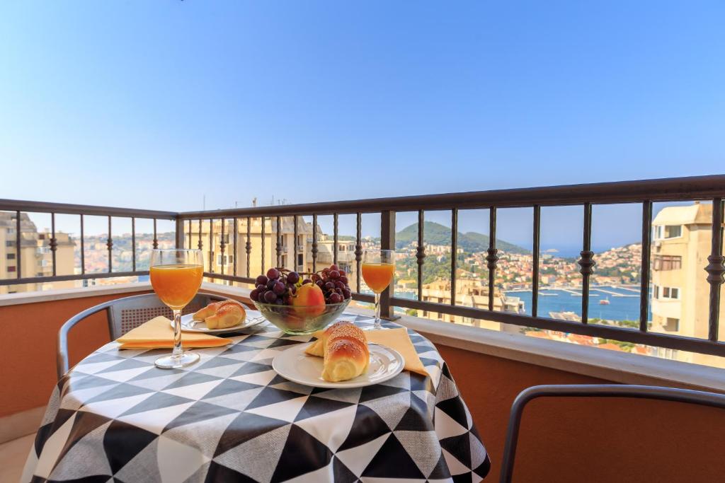 Apartment with private parking and sea view