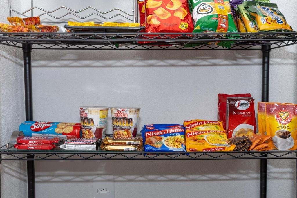 Un estante con varios alimentos encima. en Guaja 745 - Apartamento Augusto, en Belo Horizonte