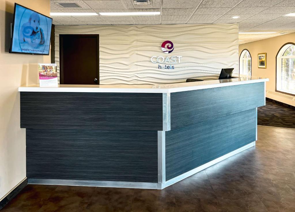 TV a/nebo společenská místnost v ubytování Coast Swift Current Hotel