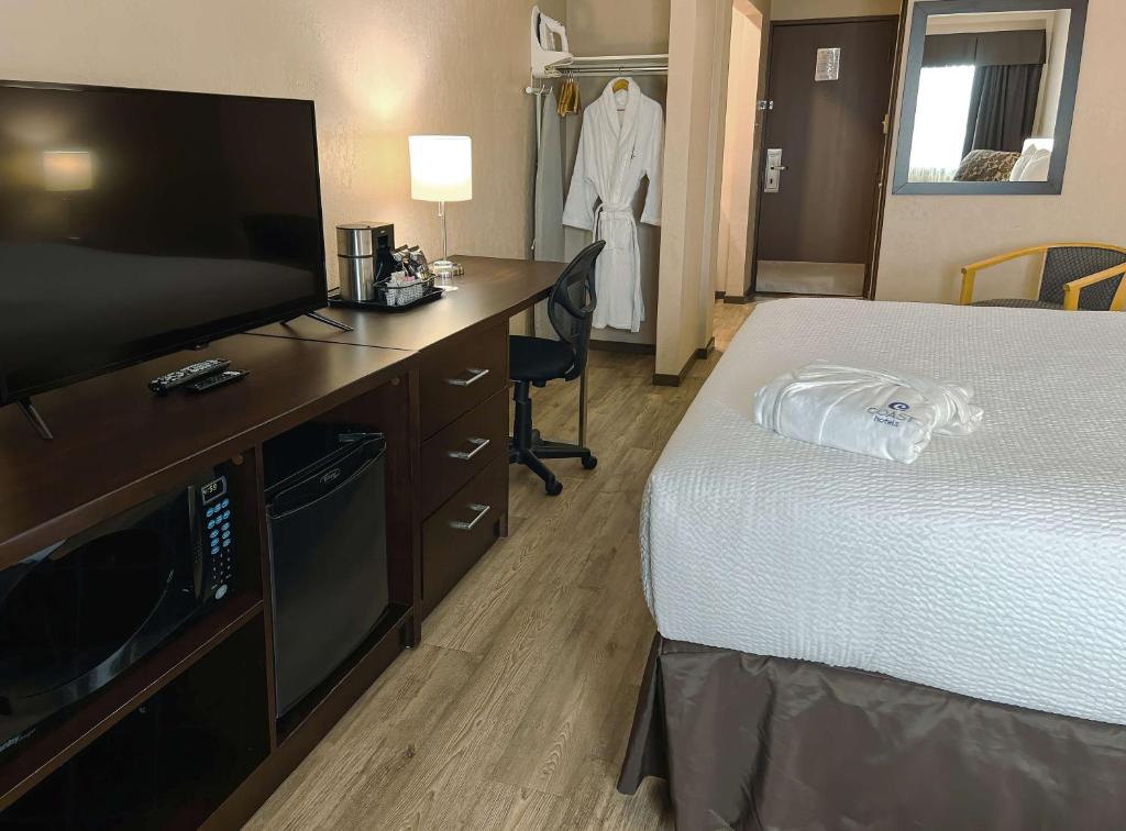 Postel nebo postele na pokoji v ubytování Coast Swift Current Hotel