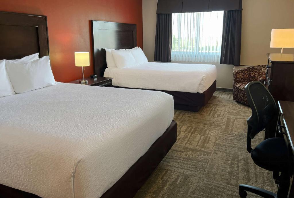 Postel nebo postele na pokoji v ubytování Coast Swift Current Hotel