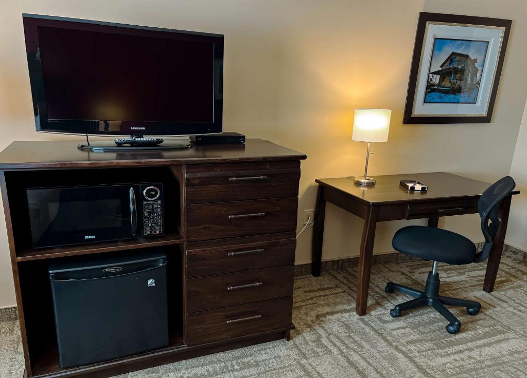 TV a/nebo společenská místnost v ubytování Coast Swift Current Hotel