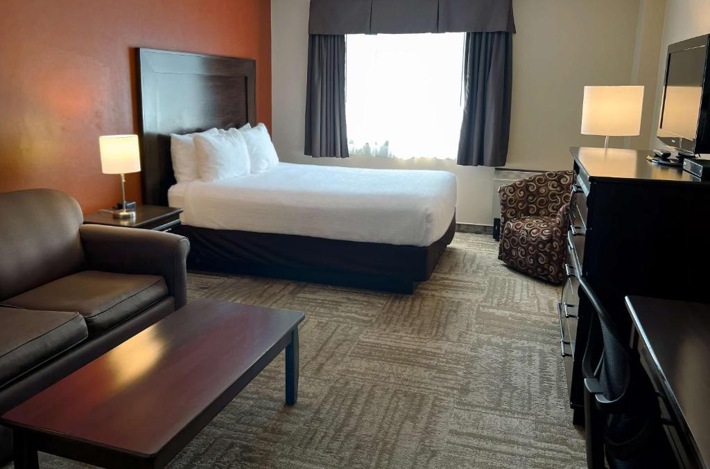 Postel nebo postele na pokoji v ubytování Coast Swift Current Hotel