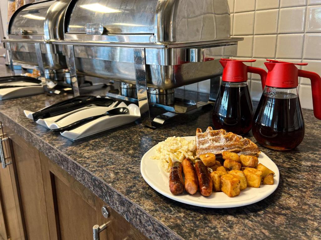 Kuchyň nebo kuchyňský kout v ubytování Coast Swift Current Hotel