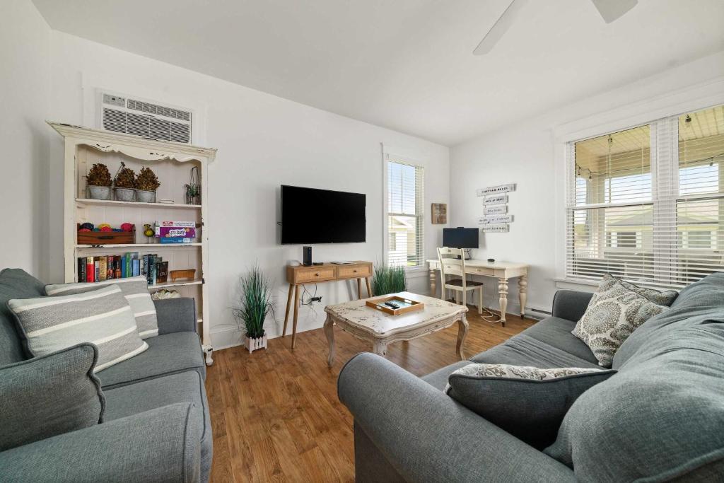 ein Wohnzimmer mit Sofa und Fernseher in der Unterkunft The Sweetgrass - 57 Butternut in Cherry Valley