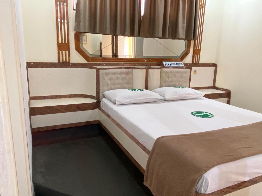 a bedroom with a bed with a mirror and a staircase at Pousada Recanto das Palmeiras in Areado