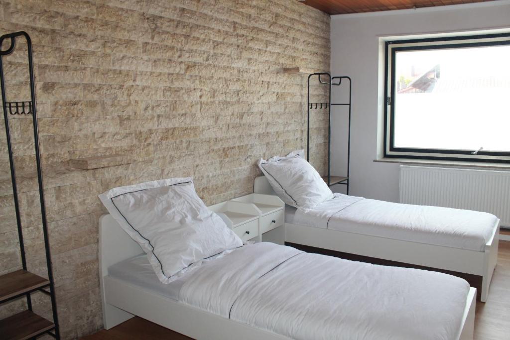 Postel nebo postele na pokoji v ubytování Ruhiger Landhaus-Charme mit Top-Anbindung