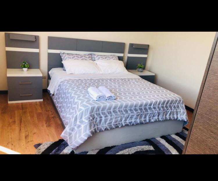 Un dormitorio con una cama con dos toallas encima. en The OLIMPO Suite, en Cuenca