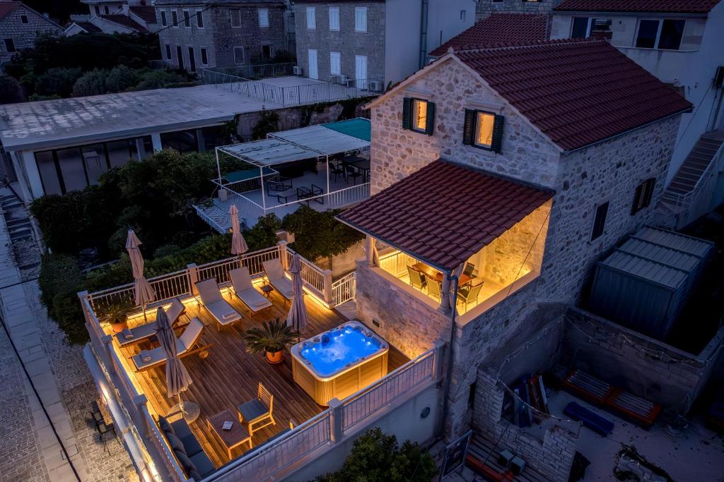 una vista aérea de una casa con piscina y patio en Seafront Villa Denis, en Bol