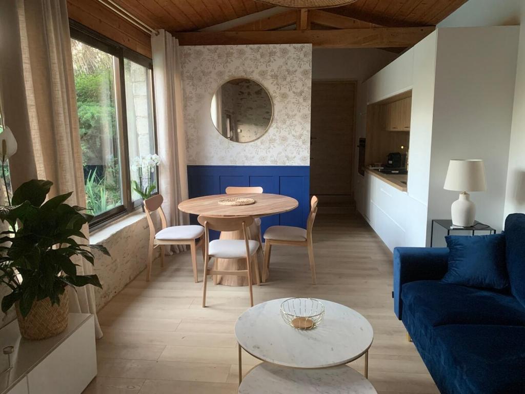 Gîte de charme avec piscine dans un environnement bucolique