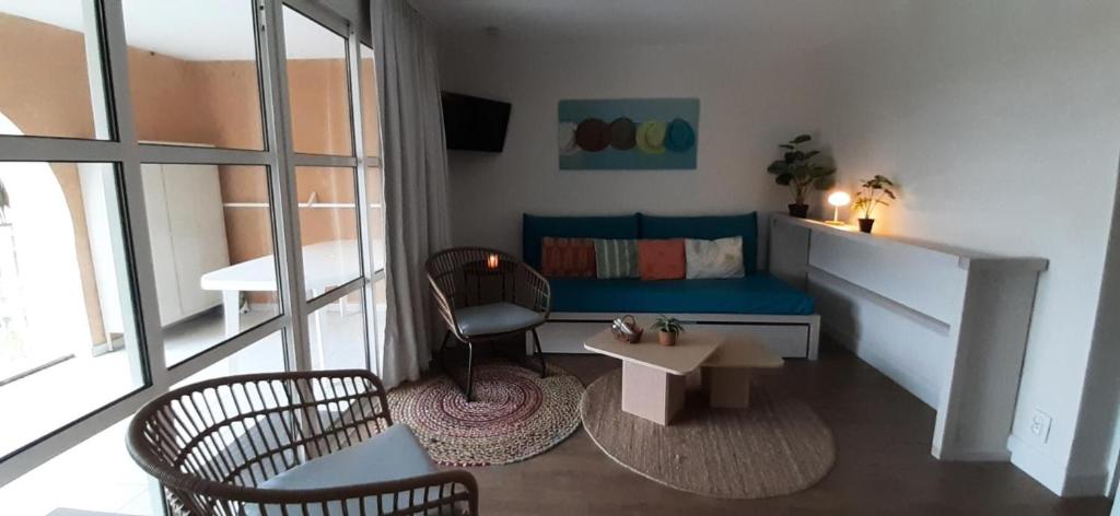 un salon avec un canapé, une table et des chaises dans l'établissement Résidence le Village de Cap Esterel - maeva Home - Appartement 2 pièces 5 personnes - Prestige MAE-6341, à Saint-Raphaël