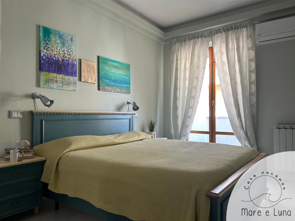 ein Schlafzimmer mit einem Bett und einem Fenster in der Unterkunft Casa vacanze - Mare e Luna in Montesilvano