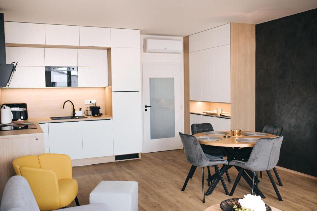 Kuchyň nebo kuchyňský kout v ubytování Apartmány DVĚ BOBULE 2KK