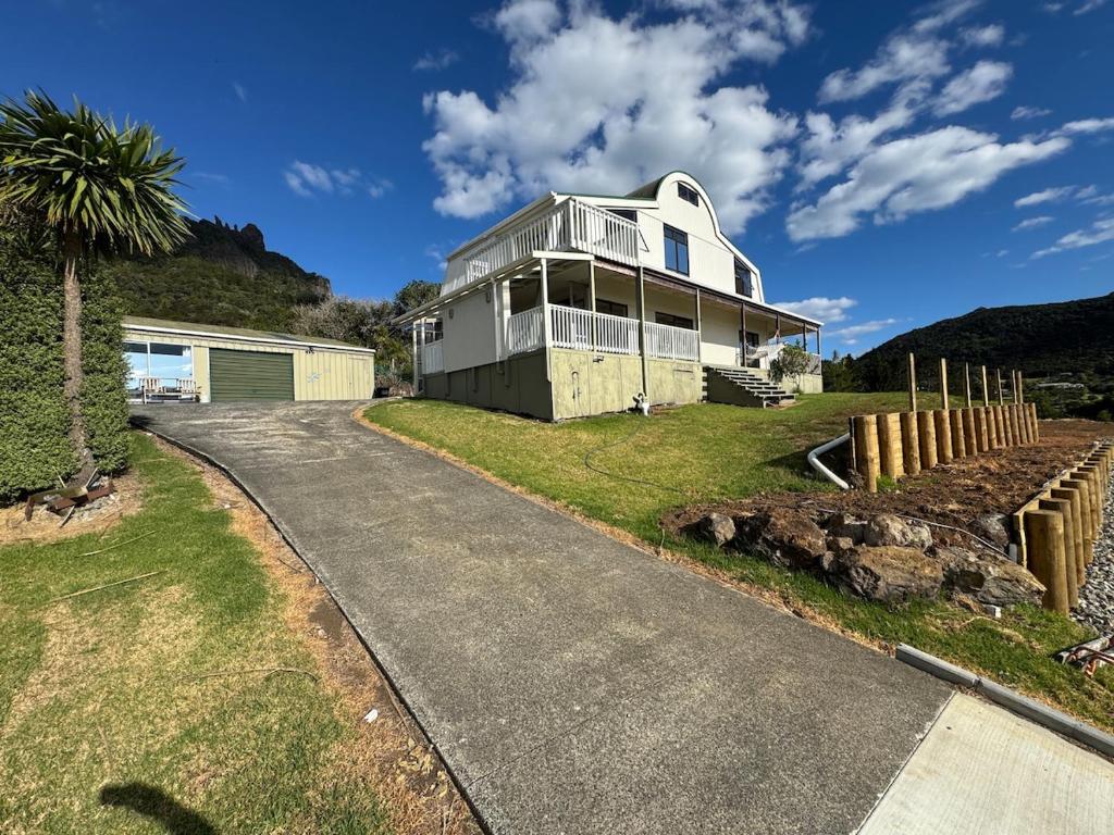 a house on the side of a road at Neptune Lodge in Whangarei Heads