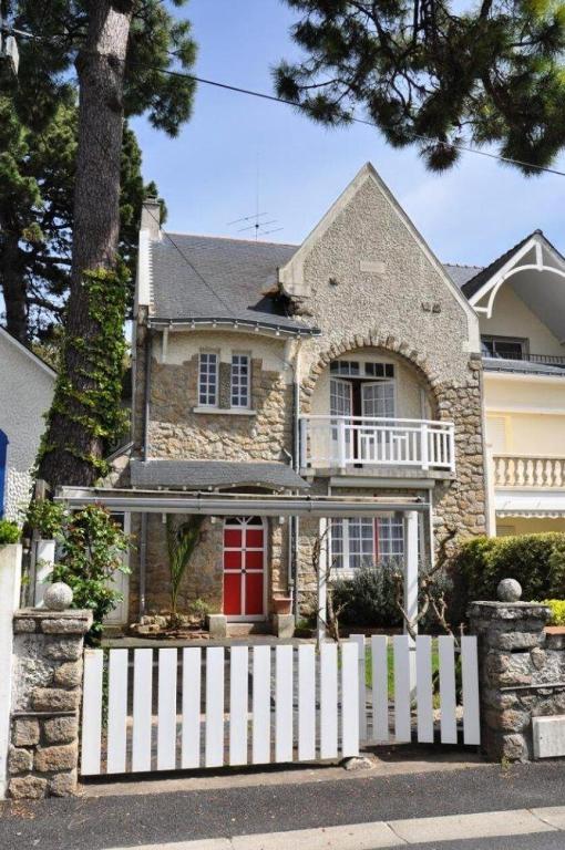 une clôture blanche devant une maison dans l'établissement Résidence Val-82-pornichet - Location de Vacances - PORNICHET - Villa Mitoyenne - 083-60673 MAE-2183, à Pornichet