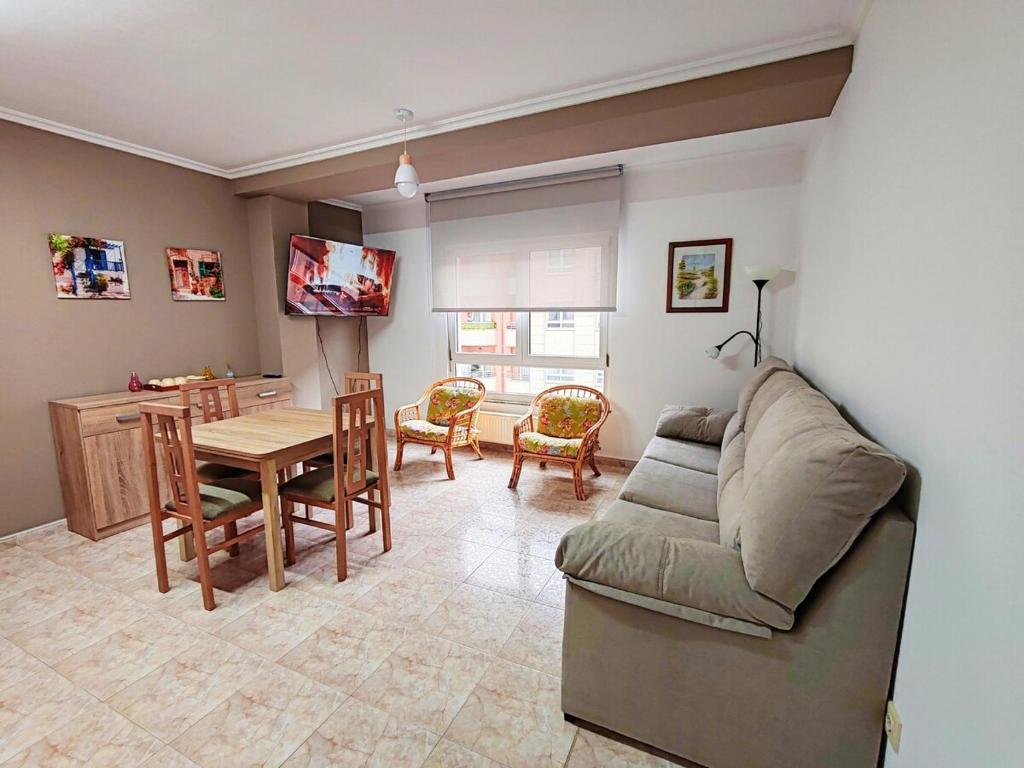 un salon avec un canapé et une table dans l'établissement Apartamento Rosalía de Castro Ribadeo, à Ribadeo
