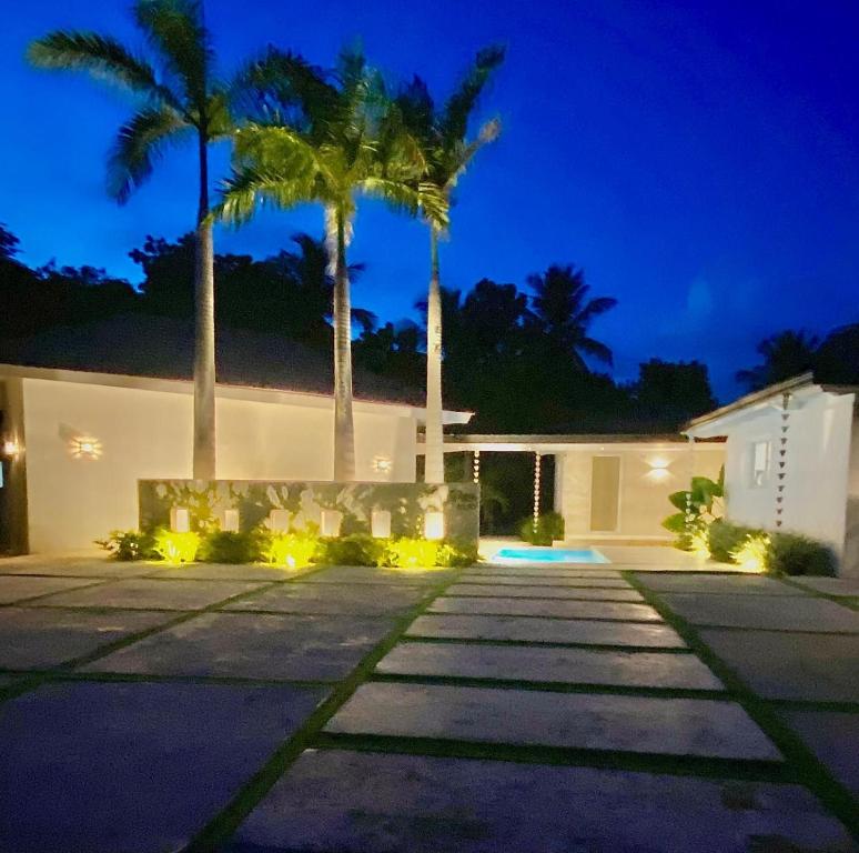 una casa con palme e luci di notte di Villa Allegria Los Lagos 57 a La Romana
