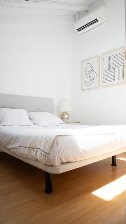 A bed or beds in a room at ÁTICO CENTRO HISTÓRICO MADRID