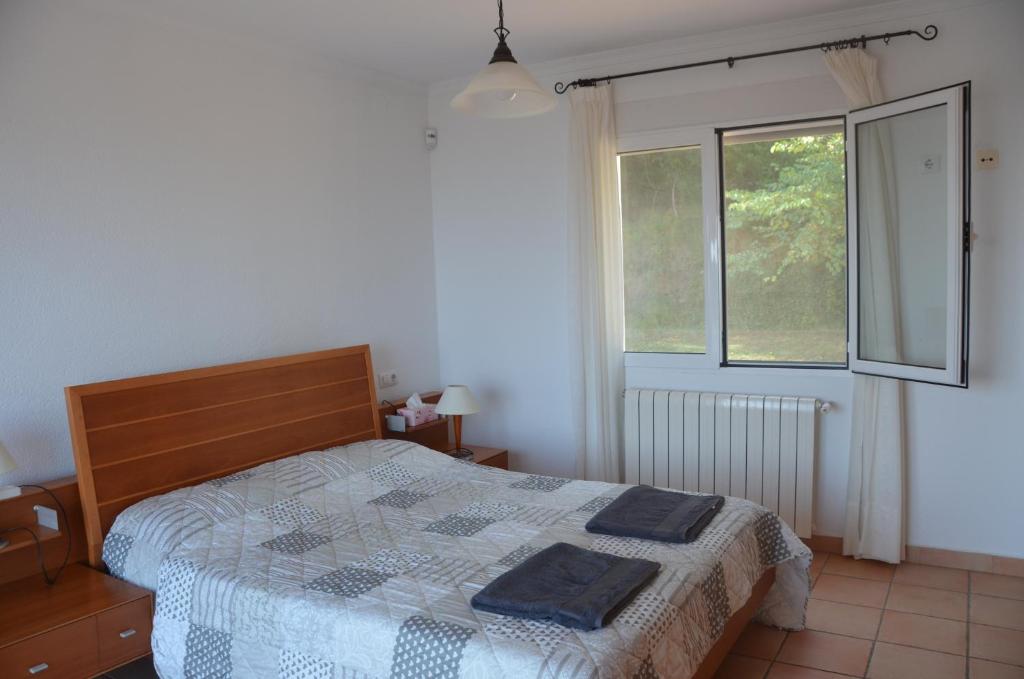 Postel nebo postele na pokoji v ubytování Chalet cerca de Denia, piscina, playa y Montaña,
