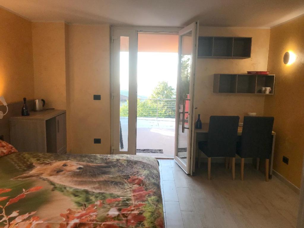 Postel nebo postele na pokoji v ubytování B&B La fontana nelle Langhe