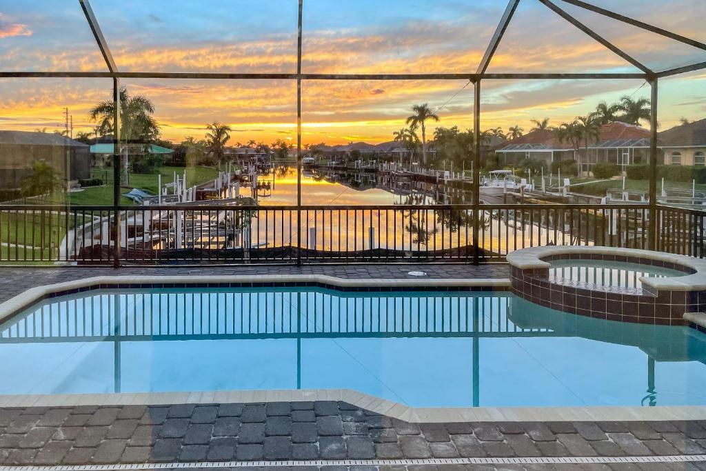 Πισίνα στο ή κοντά στο Lanai and Pool Sunset-View Hideaway in Punta Gorda