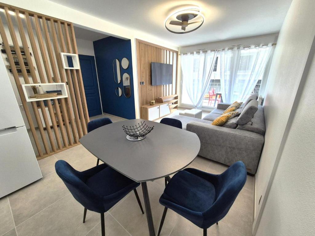 une cuisine et un salon avec une table et des chaises dans l'établissement Résidence Villa Lamartine - Coup de coeur pour ce magnifique 3 pièces ! MAE-3843, à Aix-les-Bains