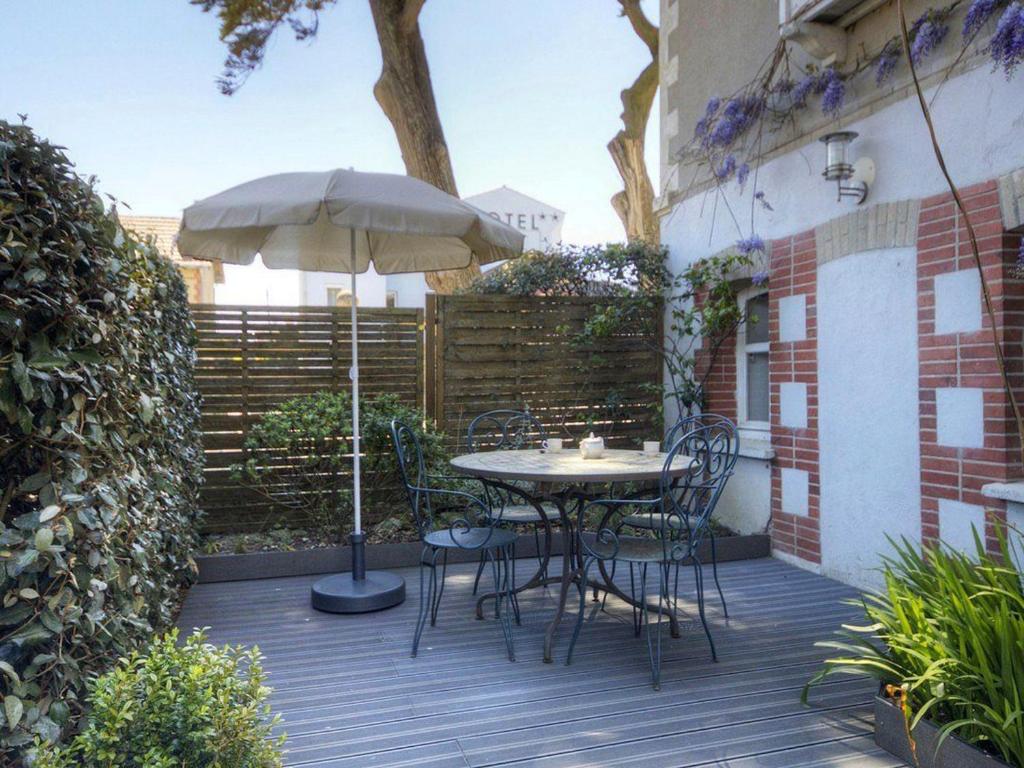 Κήπος έξω από το Gîte en Bord de Mer à Saint-Michel-Chef-Chef - Terrasse, Parking, Équipements Familiaux - FR-1-306-819