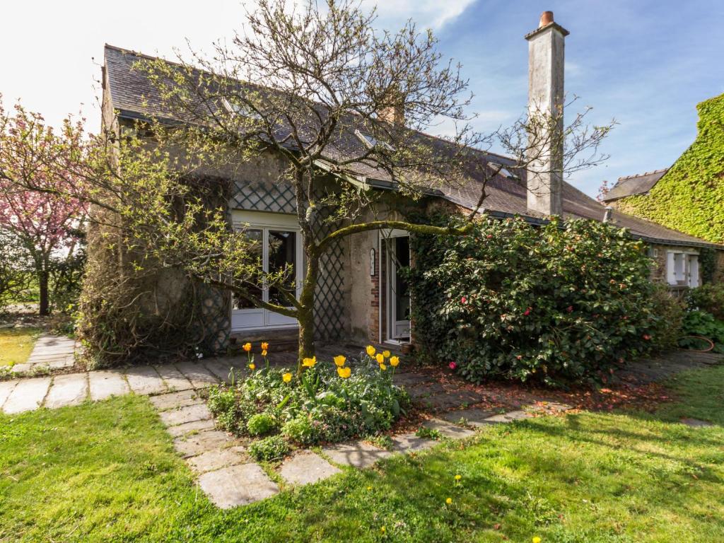 une maison fleurie dans la cour avant dans l'établissement Gîte rénové éco-responsable près de la forêt et des lacs, idéal pour la détente et la nature - FR-1-306-868, à Joué-sur-Erdre