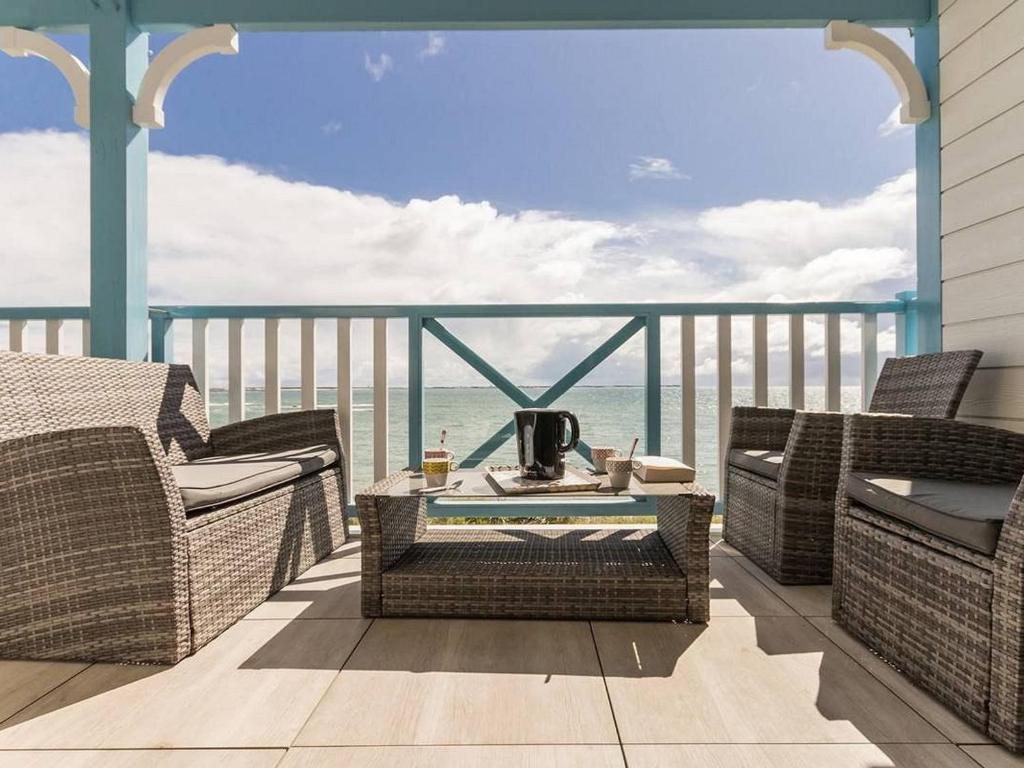 eine Terrasse mit 2 Stühlen und einem Couchtisch auf dem Balkon in der Unterkunft Appartements en bord de mer avec Wifi et animal accepté à Piriac-sur-Mer - FR-1-306-943 in Piriac-sur-Mer