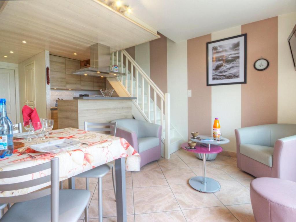 une cuisine et une salle à manger avec une table et des chaises dans l'établissement Appartement familial avec parking, balcon vue mer, proche plages - FR-1-306-959, à La Turballe