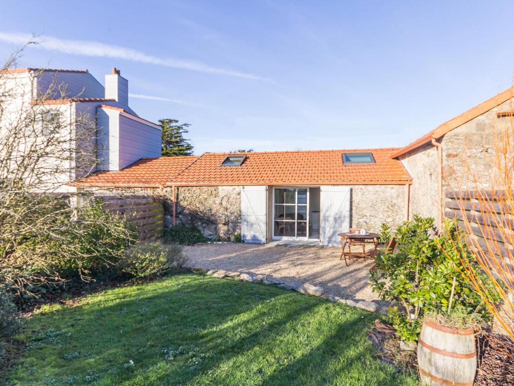une vue extérieure d'une maison avec cour dans l'établissement Gîte paisible à la campagne près de Pornic, jardin commun, wifi, idéal pour détente et loisirs - FR-1-306-1069, à Pornic
