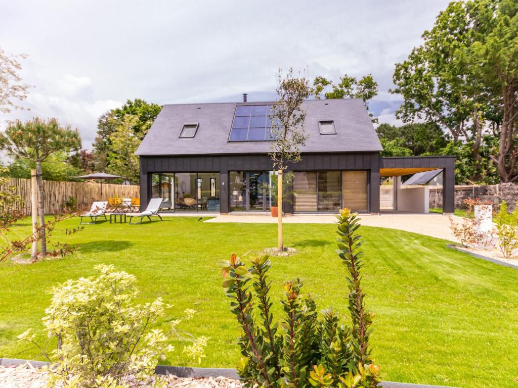 a modern house with a green yard at Maison moderne et lumineuse à 900m de la plage, jardin privé, terrasse, barbecue et 2 vélos adultes inclus. - FR-1-306-1204 in Mesquer