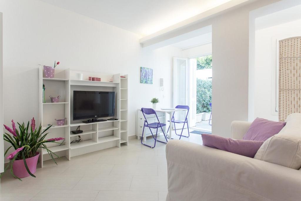 A television and/or entertainment centre at Mondello Suites FLH - Gorgonia