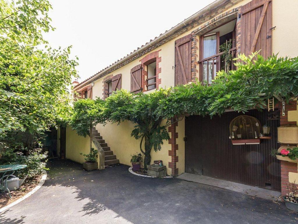 a house with plants on the side of it at Gîte rénové à Corcoué-sur-Logne avec étang privé et équipements bébé - FR-1-306-1066 in Saint-Étienne-de-Corcoué
