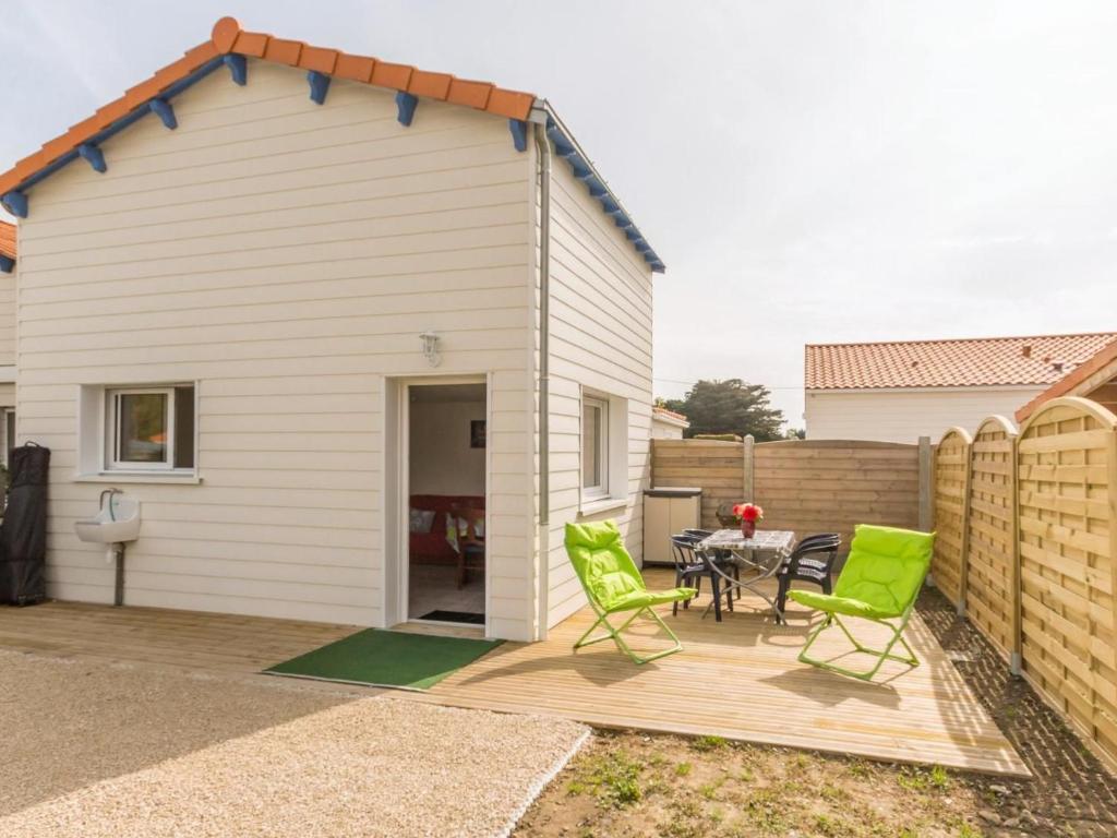 a house with a patio with a table and chairs at Maison mitoyenne cosy à 200m de la mer avec terrasse, wifi et équipements bébé - FR-1-306-1062 in La Plaine-sur-Mer