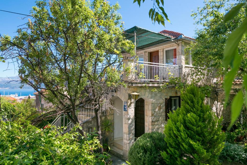 Apartments with parking space Supetar, Brac - 22123