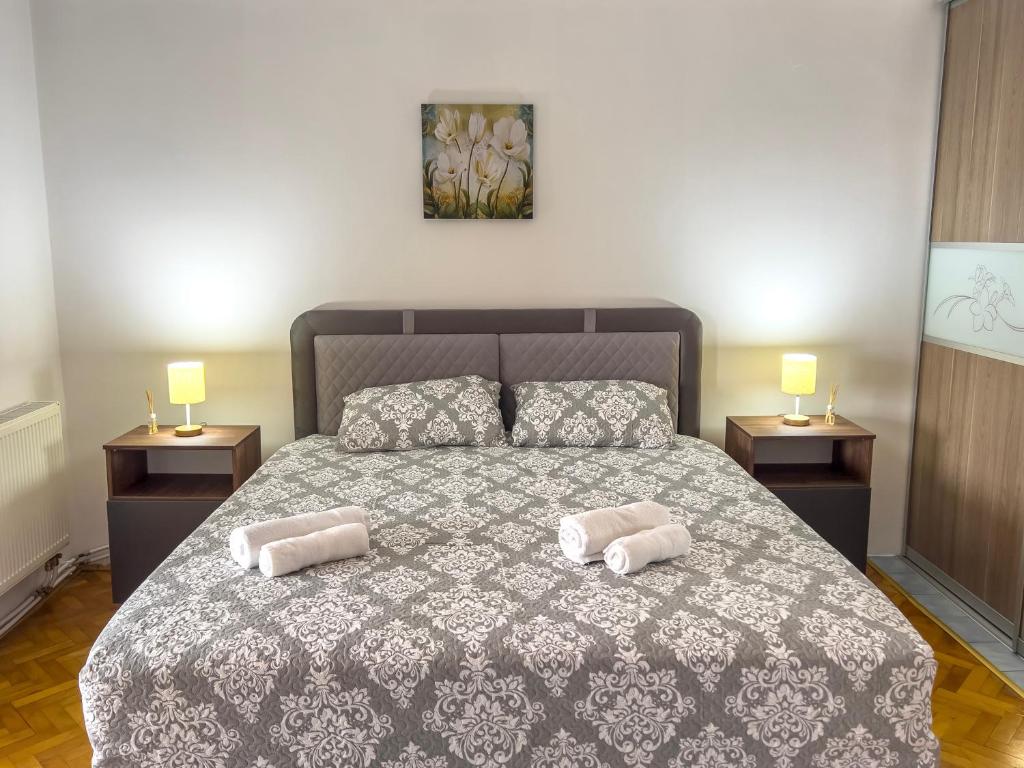 ein Schlafzimmer mit einem Bett und zwei Kissen darauf in der Unterkunft City View Apartment in Sarajevo